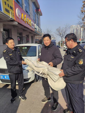 山东省五莲县综合行政执法局热心相助暖民心