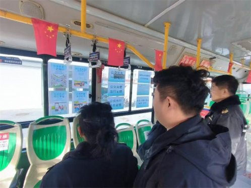 青岛莱西《城市公共交通条例》主题车厢在城区6路公交上路