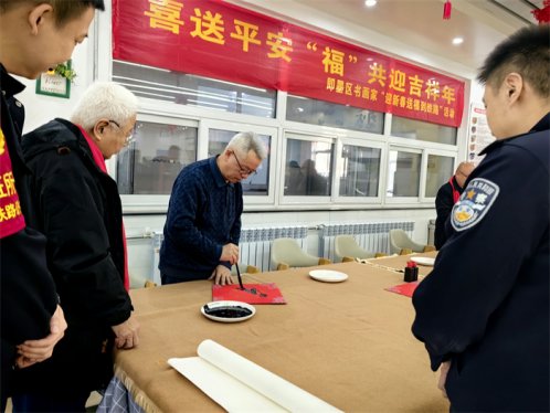 青岛铁路公安处即墨北站派出所开展“迎新春送福到铁路”活动