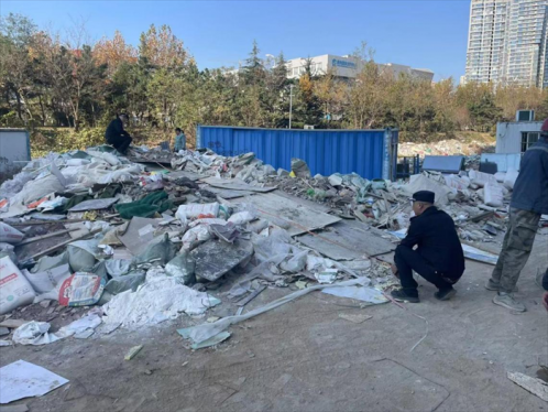 青岛西海岸新区隐珠街道：严查建筑垃圾违规堆放 保障城市环境整洁