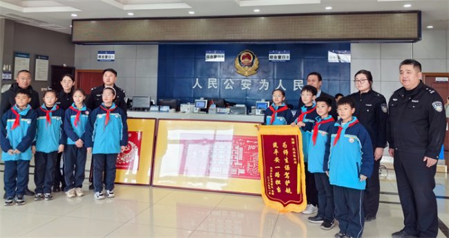警察节”来了！孩子们以这样的暖心方式致敬守护他们的警察叔叔