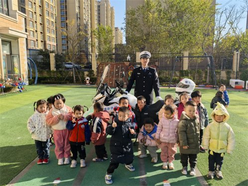 交通安全进校园 上好寒假前“最后一课”
