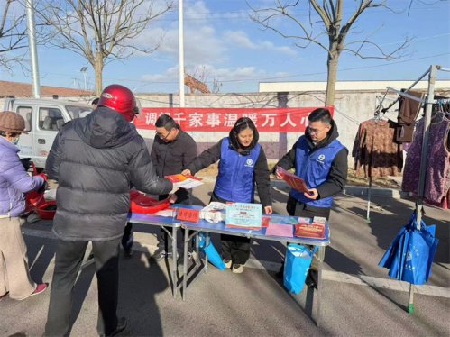胶州市司法局铺集司法所走进巩家庄大集，开展安全普法宣传活动
