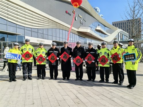 青岛市高新区交警联合高新区分局开展警营开放日活动