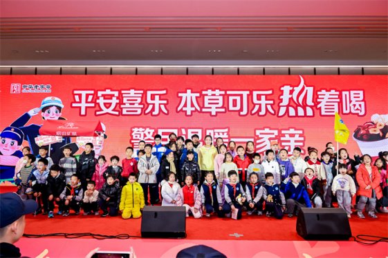 奥运冠军陈梦现身青岛警营开放日送上节日祝福，热可乐心连心！