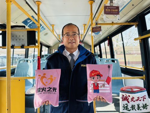 374路驾驶员邱月山巧手创意暖手袋，乘客暖身又暖心