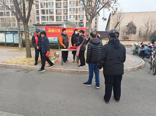 小小口罩送社区  浓浓爱心暖冬日