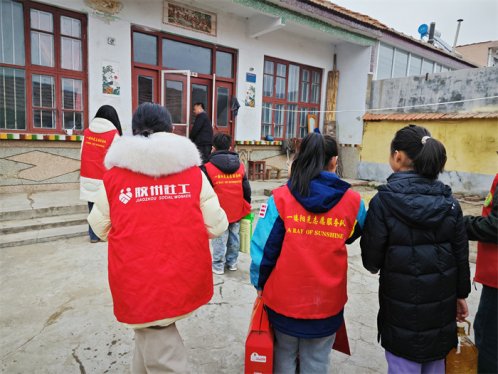 胶州市沐阳社会工作服务中心携手一缕阳光志愿服务队走访慰问铺集镇前岳家庄村孤寡老人