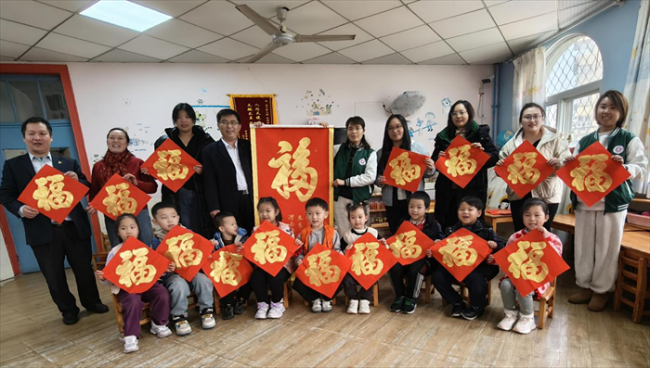 喜迎新春送祝福 书法文化暖幼儿 潍坊日报社教育培训中心组织文化献爱心活动