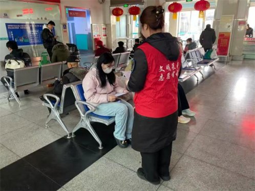 莱西汽车总站志愿者向乘客宣传健康卫生知识