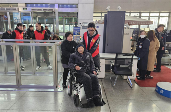 青岛即墨：春运路上“红扳手”用真情传温暖