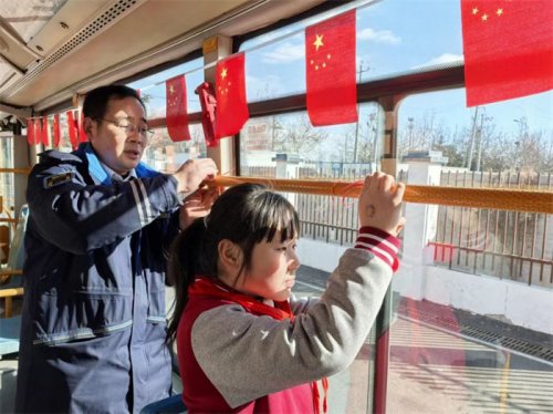扮靓车厢迎新春，青岛城阳巴士年味浓