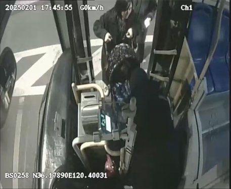 暖心公交司机助宝妈上下车，贴心服务获乘客点赞