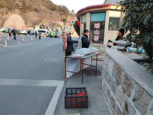 逛庙会、赏民俗，崂山区王哥庄街道峰山执法中队全力护航