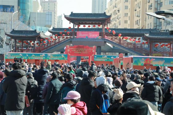 人从众！2025年青岛萝卜·元宵·糖球会开街仪式热闹开启