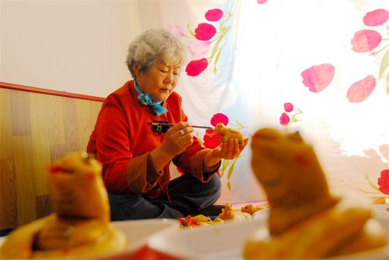 山东即墨：捏豆面灯 迎元宵节