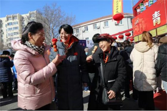 “幸福日子像糖球一样甜甜蜜蜜！”——跟着道德模范逛糖球会