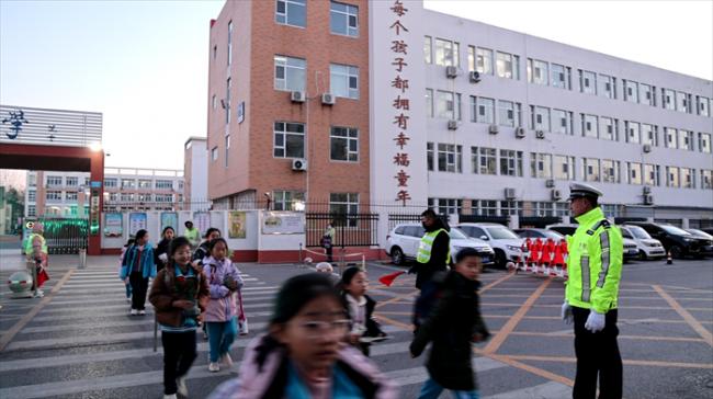 “警”力全开  从“心”出发   胶州公安倾力护航开学季