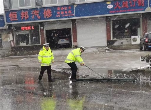 景县交警：雪中执勤保畅通 展现亮丽“雪警”