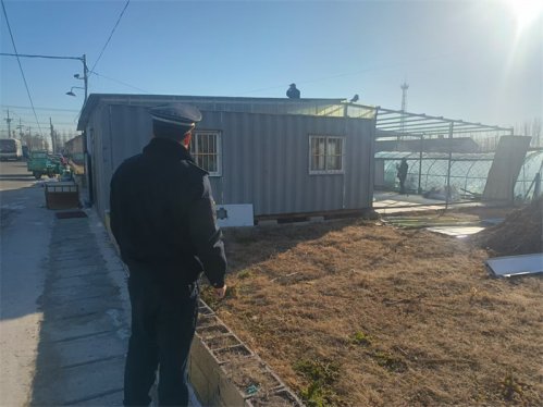 胶州市里岔镇：依法拆除260平方米违法建设