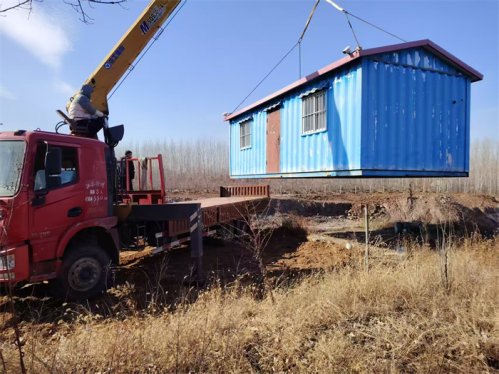 胶州市里岔镇：拆除集装箱违建 维护城市秩序与安全
