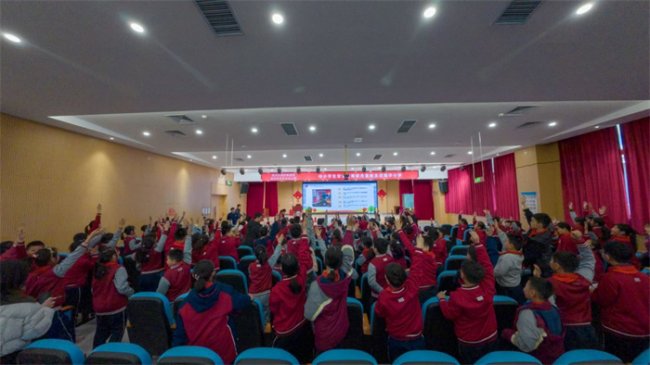 胶州市消防救援大队联合国网胶州市供电公司深入胶州市瑞华实验小学开展安全宣传活动