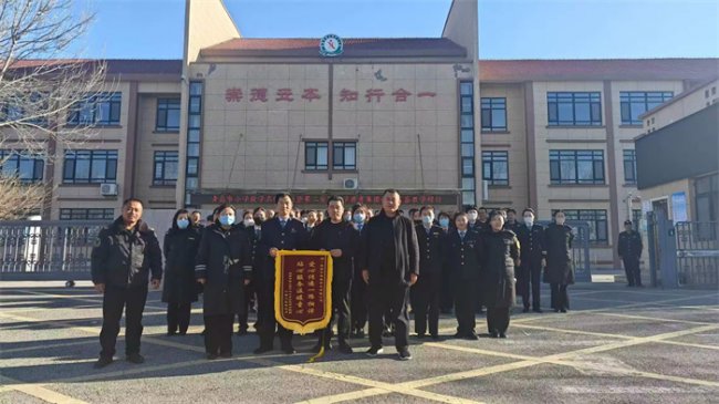 青岛莱西：校车护航平安上学路 姜山小学送感谢锦旗