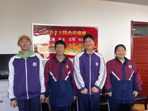 胶州市实验中学四名学子晚自习归家途中用自行车为醉酒受伤男子构筑起“生命防护区”
