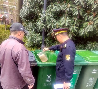 践行垃圾分类 助力绿色生活 崂山区开展垃圾分类专项执法检查行动