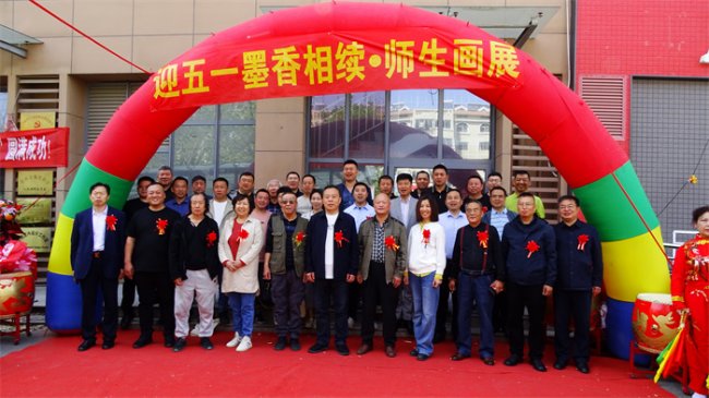 胶州市中云街道：迎“五一”墨香相续 京成师生画展暨书画笔会盛大举行