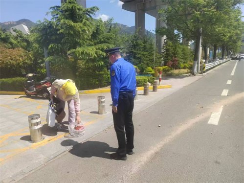 青岛市崂山区综合行政执法局：北宅综合执法中队全面打响“樱桃节”市容秩序管控保卫战