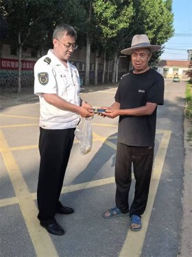   莱西：校车司机拾金不昧暖人心