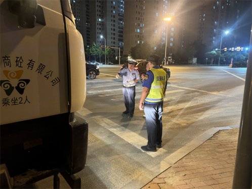 高新区交警联合行动净化城区交通环境