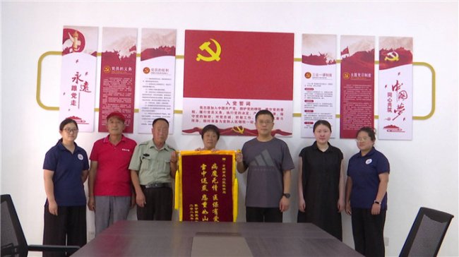 锦旗飘扬，彰显医保为民担当