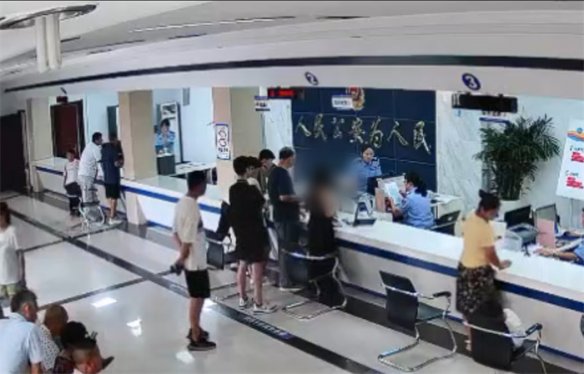 飒！胶州户籍女警“揪出”逃犯