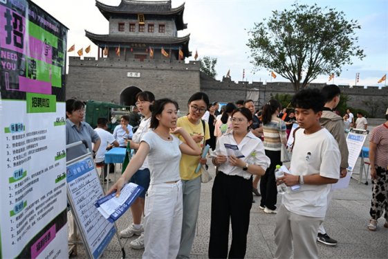 山东即墨：伴着清凉找工作 灯火“点亮”就业新机遇