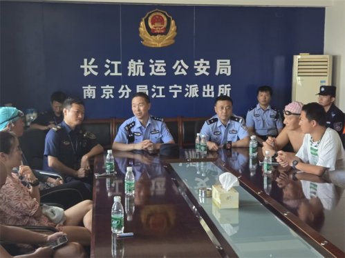 野泳妨碍通航安全，长航南京警方联合多部门及时劝离多名长江野泳者