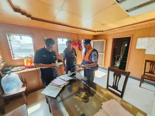 长航南京分局江宁派出所与海事部门开展净化通航秩序联合执法行动