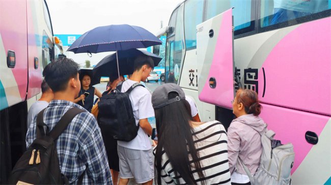 青岛城运胶州交通发展集团精准调度 高效保障 护航新生入学“最后一公里”