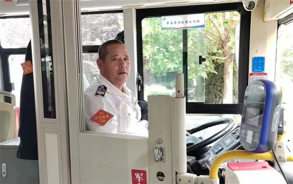 八旬老人公交车上突发疾病 胶州3502路公交司机与乘客上演“生命接力”