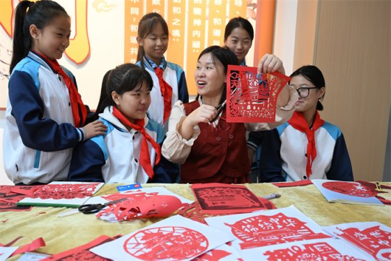 山东即墨：小学生巧手剪纸喜迎国庆
