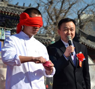 十余年深耕 从萝卜雕花到“非遗”传承， 以刀为笔勾勒艺术境界  烹饪艺术家孙振兴的绝艺人生