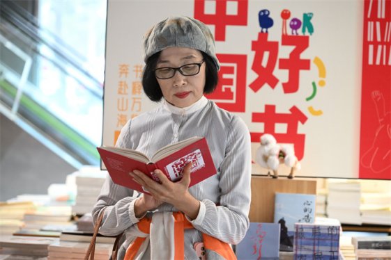 山东即墨： 市民书店觅“书香”乐享假期