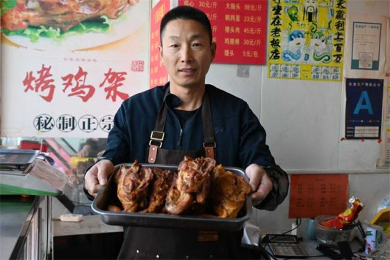 从驾校教练到烟火“艺术家”：苗双明的烤鸡架与百味人生