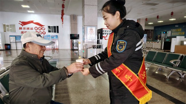 胶州交通发展集团“敬老月”里传温情 为乘客出行添温度