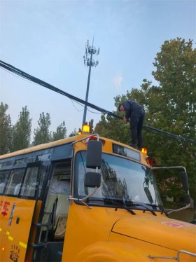 青岛莱西：校车驾驶员处置高空垂落电缆  除校园隐患
