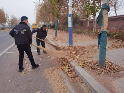 青岛莱西：校车姜山驾驶班开展清扫落叶集中行动