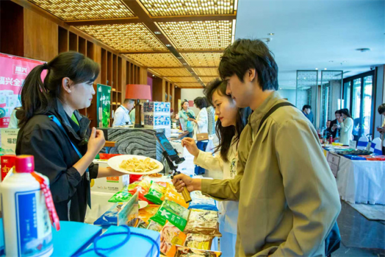 胶州市里岔镇“里岔乐购季”食品选品节温馨启幕,本土好物“香”飘满园