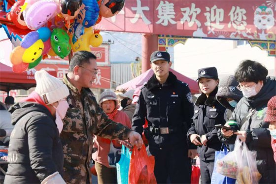 山海之间铸平安：青岛崂山旅游警务守护百年大集“烟火气”