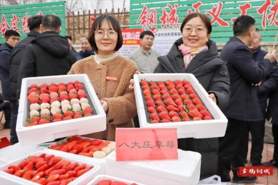 新春走基层丨赶大集囤年货 第一书记“组团”推销家乡味